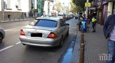 първо пик скандал гърми интернет нагли катаджии пият кафето нарушител мързи санкционират снимки