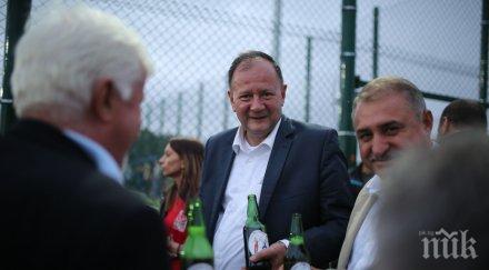 другарят миков мъж готов барикадата