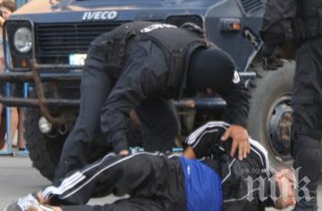 В Асеновград: Биеш полицаи - цъфваш на стената на позора