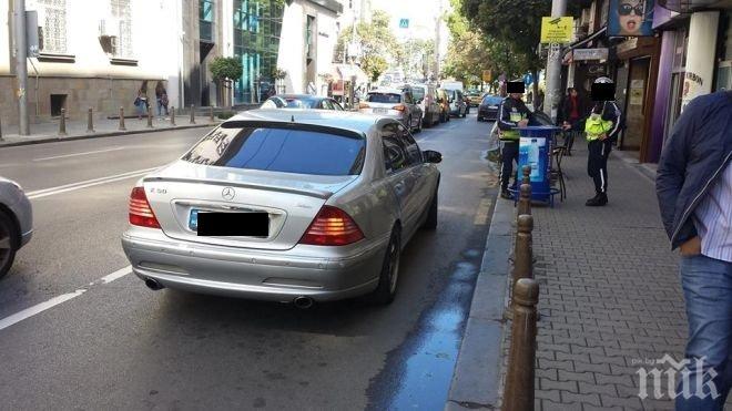 Първо в ПИК! Скандал гърми в интернет! Нагли катаджии си пият кафето пред нарушител, мързи ги да го санкционират (снимки)