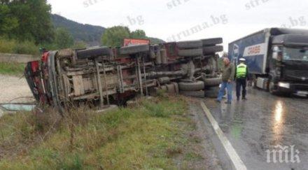 камион чакъл обърна дупница