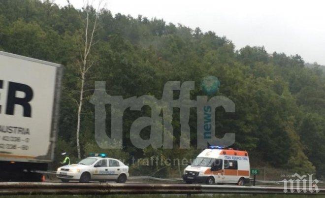 Поредна катастрофа! Две коли излетяха от магистрала „Тракия” след удар (снимки)
