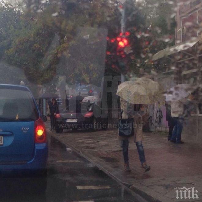 Софиянец превърна пловдивски тротоар в паркомясто (снимки)
