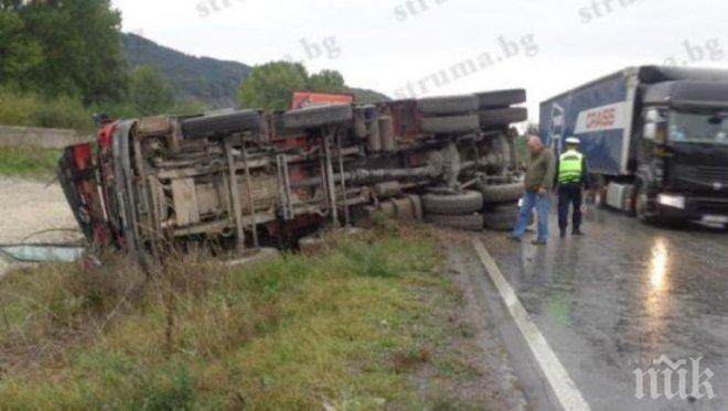 Камион с чакъл се обърна край Дупница
