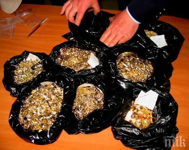 Митничари се натъкнаха на златно съкровище за над четвърт милион лева в тaйник нa aвтoбус 