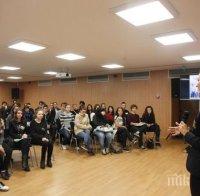 Евродепутатът от ГЕРБ/ЕНП Ева Паунова приветства участниците в ежегодното състезание „Евроскола“ на Европейския парламент