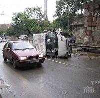 Зрелищна катастрофа в центъра на Враца! Микробус се размаза в стена и се преобърна (снимки)
