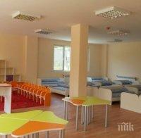 Учителка в забавачка влачи и дере момченце, отказало да си изяде кашкавала 