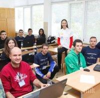 Евродепутатът от ГЕРБ/ЕНП Ева Паунова се срещна с участниците в Европейската седмица на програмирането във Враца
