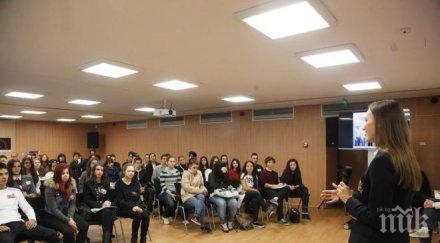 евродепутатът герб енп ева паунова приветства участниците ежегодното състезание евроскола европейския парламент