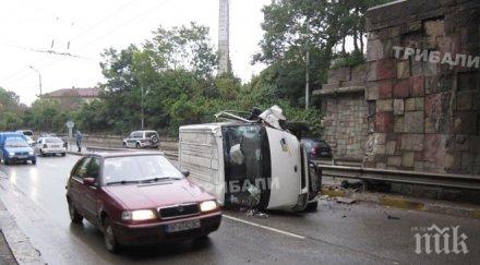 зрелищна катастрофа центъра враца микробус размаза стена преобърна снимки