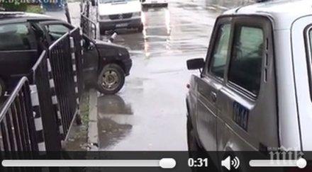 пик рено излетя улица без изход заби парапет шофьорът избяга