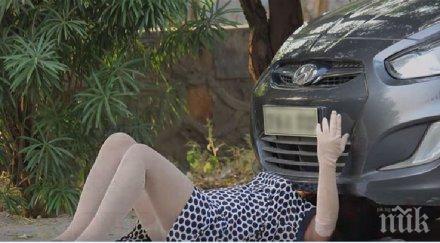 нейната кола счупи средата магистралата нуждае помощ видиш всъщност колата