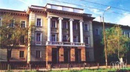 учителка твърди ученици разхождат пистолети ножове минната гимназия