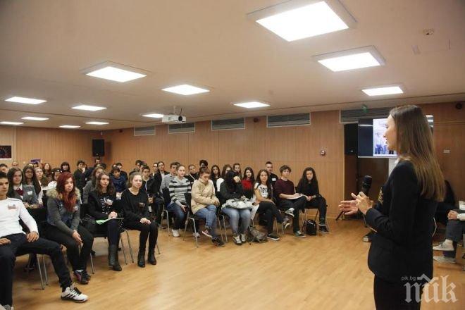 Евродепутатът от ГЕРБ/ЕНП Ева Паунова приветства участниците в ежегодното състезание „Евроскола“ на Европейския парламент