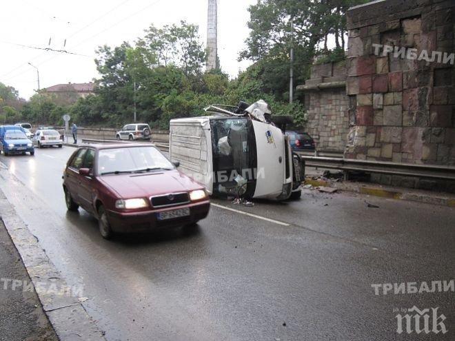 Зрелищна катастрофа в центъра на Враца! Микробус се размаза в стена и се преобърна (снимки)
