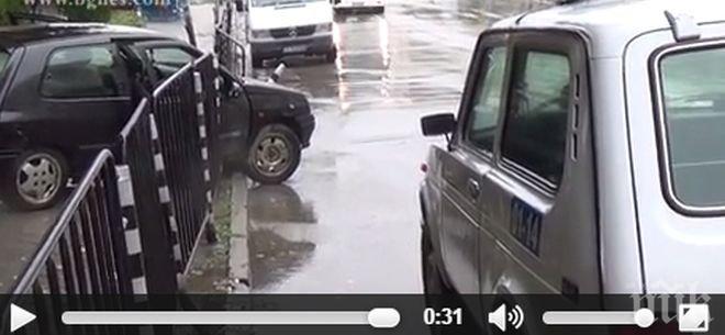 ПИК TV: Рено излетя от улица без изход, заби се в парапет, а шофьорът избяга