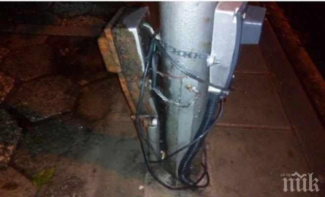 Внимание! Оголени кабели на спирка застрашават варненци от токов удар (снимки)
