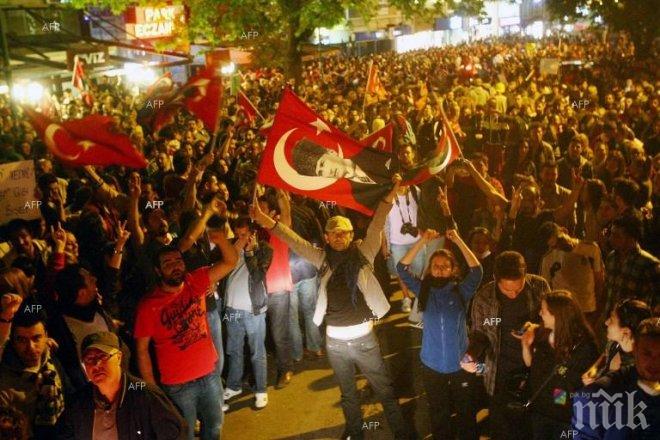 Мащабна демонстрация в памет на жертвите на атентата се провежда в Анкара