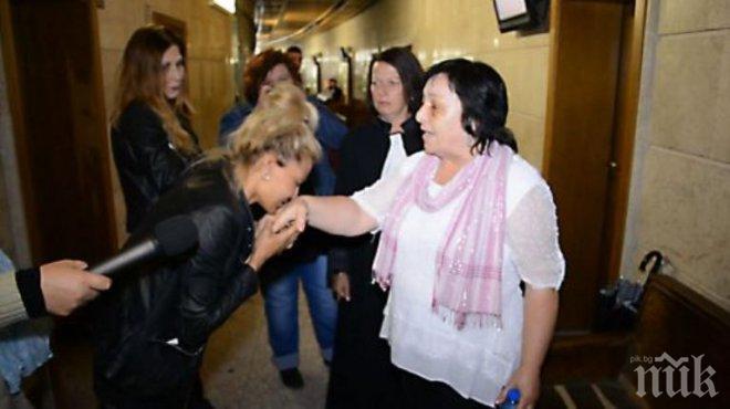 Побойничката от Сливен целуна ръка на насинената учителка 
