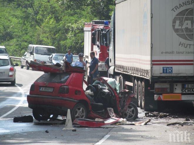 Зверска катастрофа край Варна! Камион се натресе в микробус! Мъж загина на място
