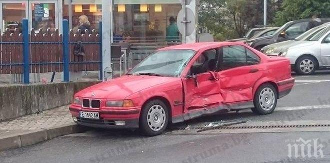 Шофьорка изтърва управлението на джип и се надъни в кола в Сандански (снимки)