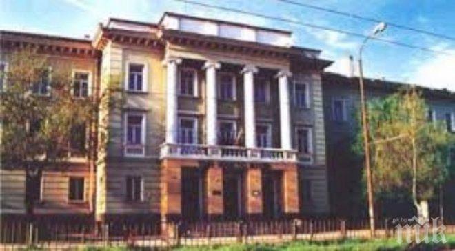 Учителка твърди, че ученици се разхождат с пистолети и ножове в Минната гимназия
