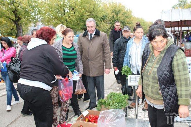 Кандидатът за кмет на община Видин от ГЕРБ Огнян Ценков разговаря с търговци и купувачи на видинския пазар