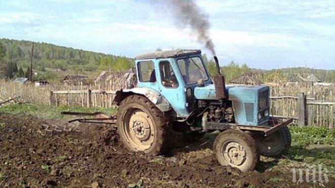 Нелепа трагедия! Тракторист прегази колега, докато ремонтират машината
