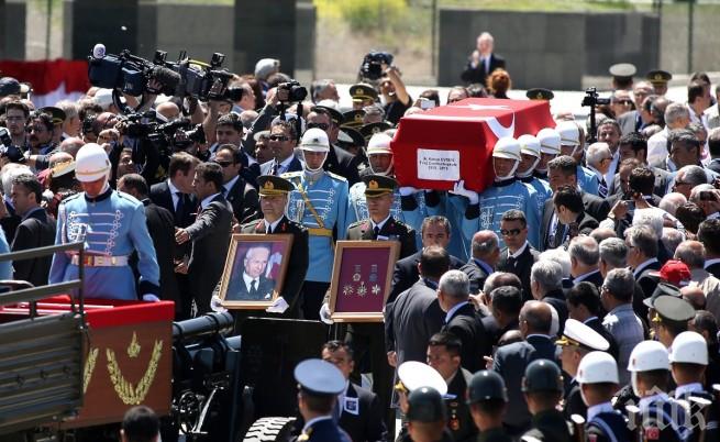 Хиляди се събраха в Анкара в памет на жертвите от трагичния атентат