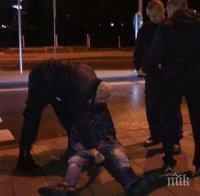 Скандал в Пловдив! Мъж лежи в безсъзнание, друг го рита в главата, а полицаи стоят и гледат отстрани (снимки)