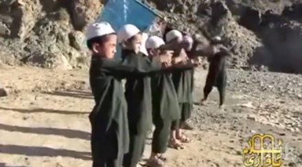 ужасяващо детството ислямска държава сутрин вечер уроци убива видео