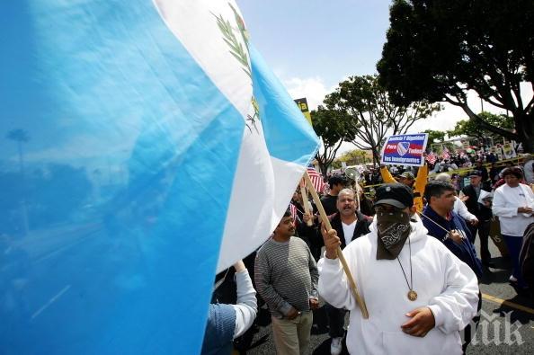 Тотален екшън! Освирепяла тълпа линчува и изгори жив кмет! 