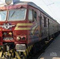 Дим в локомотива спря бързия влак София-Пловдив със 135 пътника (обновена)