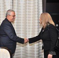 Николай Иванов разговаря със заместник посланик Сара Райли