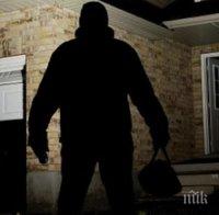 Двама ограбиха старица в Комарево
