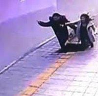 Дупка в тротоар погълна двама души 
