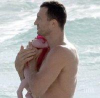 Годеницата на Кличко постъпи в клиника за депресия