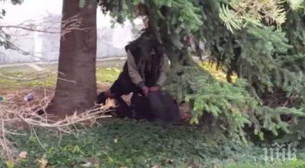 брутално зверство посред бял ден мутра смаза бой мъж бургас стъпка крак лицето скандално видео
