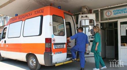 камион кола сблъскаха двама души опасност живота