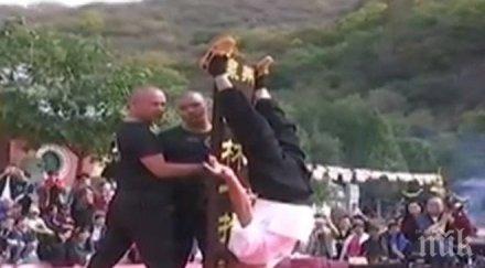 шаолински монах задържа секунди палец снимки видео