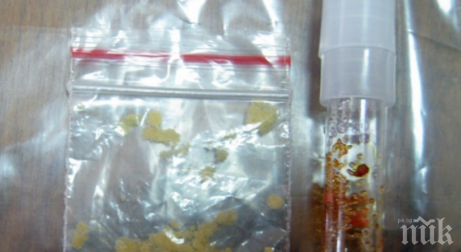 Полицаи сгащиха младеж, кътал в раницата си мобилно оборудване за производство на наркотик 