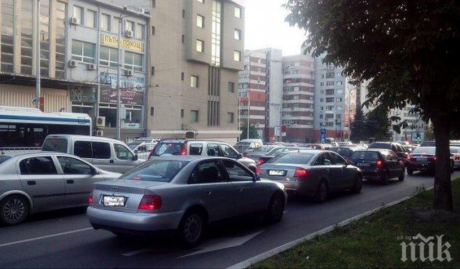 Тапа от автомобили в София! Задръстване се е образувало в кв. „Хладилника“. Вижте кои булеварди да избягвате