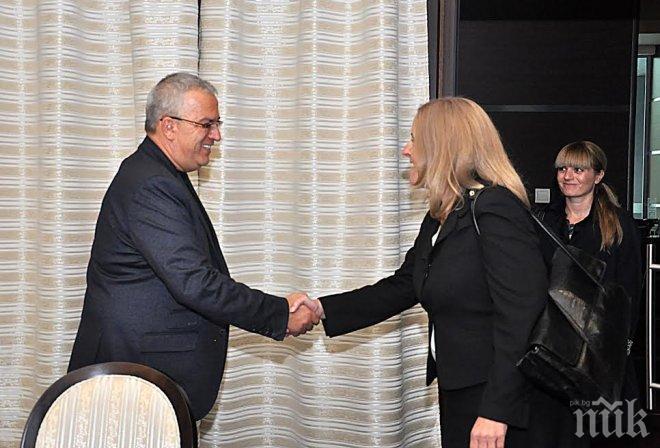 Николай Иванов разговаря със заместник посланик Сара Райли