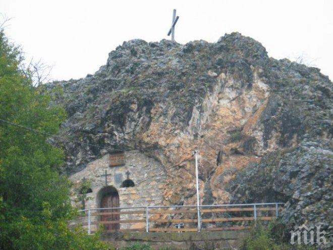 САМО в ПИК! Уникален скален параклис върши чудеса над Трън (снимки)
