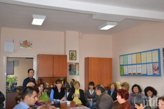Кандидатът на ГЕРБ за кмет на район” Нови Искър” Даниела Райчева ...