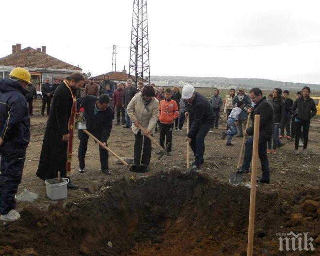 Кметът на Поморие за мандат 2011-2015 направи първата копка на нова детска градина в Гълъбец