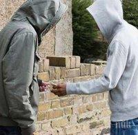 15-годишен се разхожда с джобове, пълни с дрога в айтоски парк
