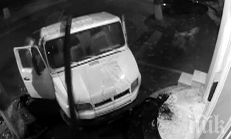 Протестиращ изсипа 3 тона фекалии пред партийна централа в Молдова (видео)