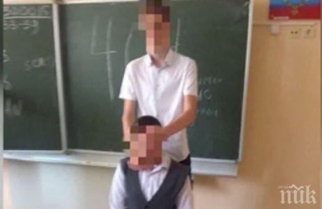 Скандал! Ученик имитира в класната стая екзекуция на Ислямска държава (снимки)